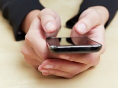 Мошенники присылают в мессенджеры ссылки на материалы о якобы произошедших ДТП Телефон в руках - РИА Новости, 1920, 09.07.2026