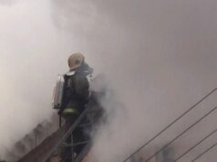 Двоих детей и девять взрослых эвакуировали из загоревшегося дома в Забайкалье Работа пожарного - РИА Новости, 1920, 21.07.2026