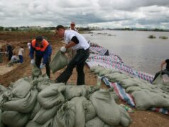 В Пермском крае вышли из берегов реки Кын, Москалевка, Каменка и Бобылевка Волонтеры возводят дамбу для защиты от наводнения - РИА Новости, 1920, 11.07.2026