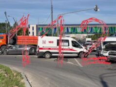 Скорая помощь столкнулась с иномаркой на юге Москвы.