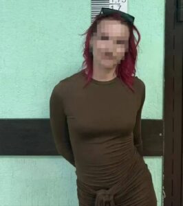 Петербурженка проткнула маникюрными ножницами ягодицу парню, который вернул ей сумочку.