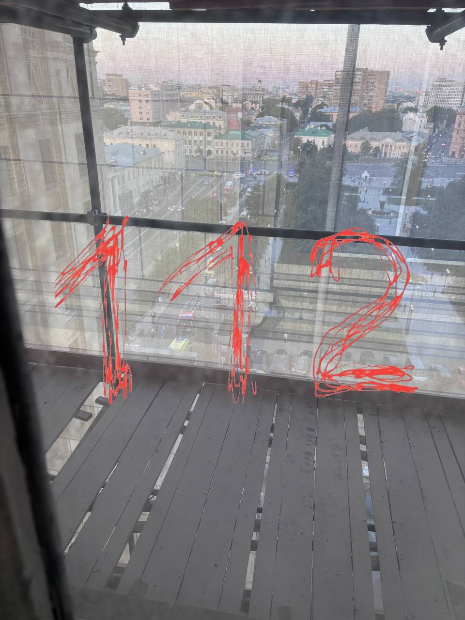 Взрыв произошел на первом этаже высотки на Кудринской, в ресторане «Balzi Rossi». Публикуем первые кадры с места ЧП.