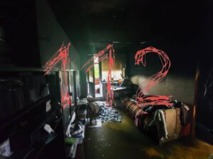 публикует кадры из квартиры, где женщина подожгла себя при визите судебных приставов.
