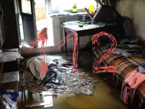 публикует кадры из квартиры, где женщина подожгла себя при визите судебных приставов.