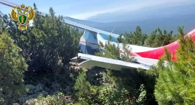 Пилота и летчика-наблюдателя самолета Cessna 182 эвакуировали в аэропорт Бодайбо.