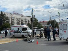 Автомобиль влетел в толпу пешеходов в Омске. Семь человек пострадали. Автомобиль влетел в толпу пешеходов в Омске. Семь человек пострадали.