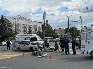 Автомобиль влетел в толпу пешеходов в Омске. Семь человек пострадали.