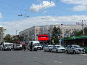 Автомобиль влетел в толпу пешеходов в Омске. Семь человек пострадали.