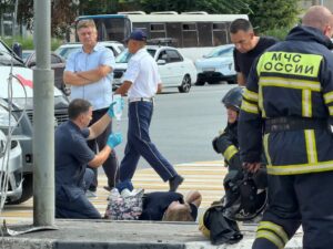 Автомобиль влетел в толпу пешеходов в Омске. Семь человек пострадали.