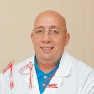 Осужденный за изнасилование пациентки врач снова принимает взрослых и детей в частной клинике.