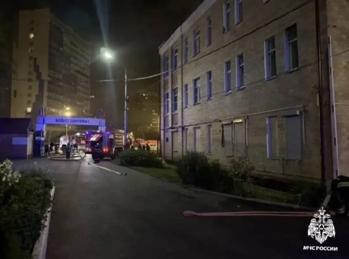 Двух детей спасли из реанимации во время пожара в детской подольской больнице. Двух детей спасли из реанимации во время пожара в детской подольской больнице.