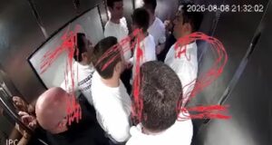 публикует момент падения лифта в Махачкале.