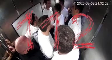 публикует момент падения лифта в Махачкале. публикует момент падения лифта в Махачкале.