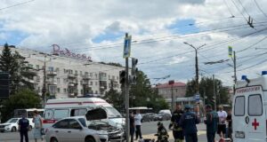 Одна из пострадавших при наезде автомобиля на толпу пешеходов в центре Омска, скончалась.