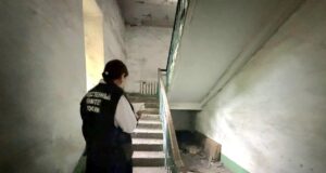 Девочка погибла во время игры в прятки в заброшенном здании в Забайкалье.