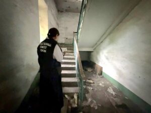Девочка погибла во время игры в прятки в заброшенном здании в Забайкалье.