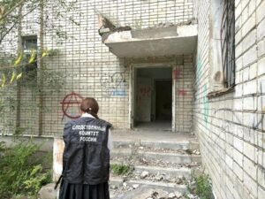 Девочка погибла во время игры в прятки в заброшенном здании в Забайкалье.