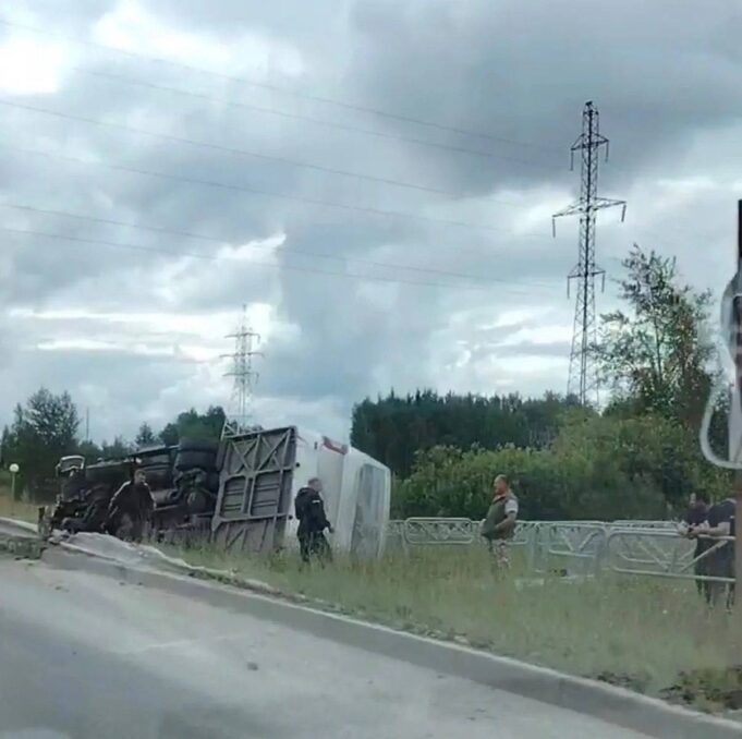 Водитель рейсового автобуса превысил скорость на шоссе в Пермском крае, не справился с управлением и
