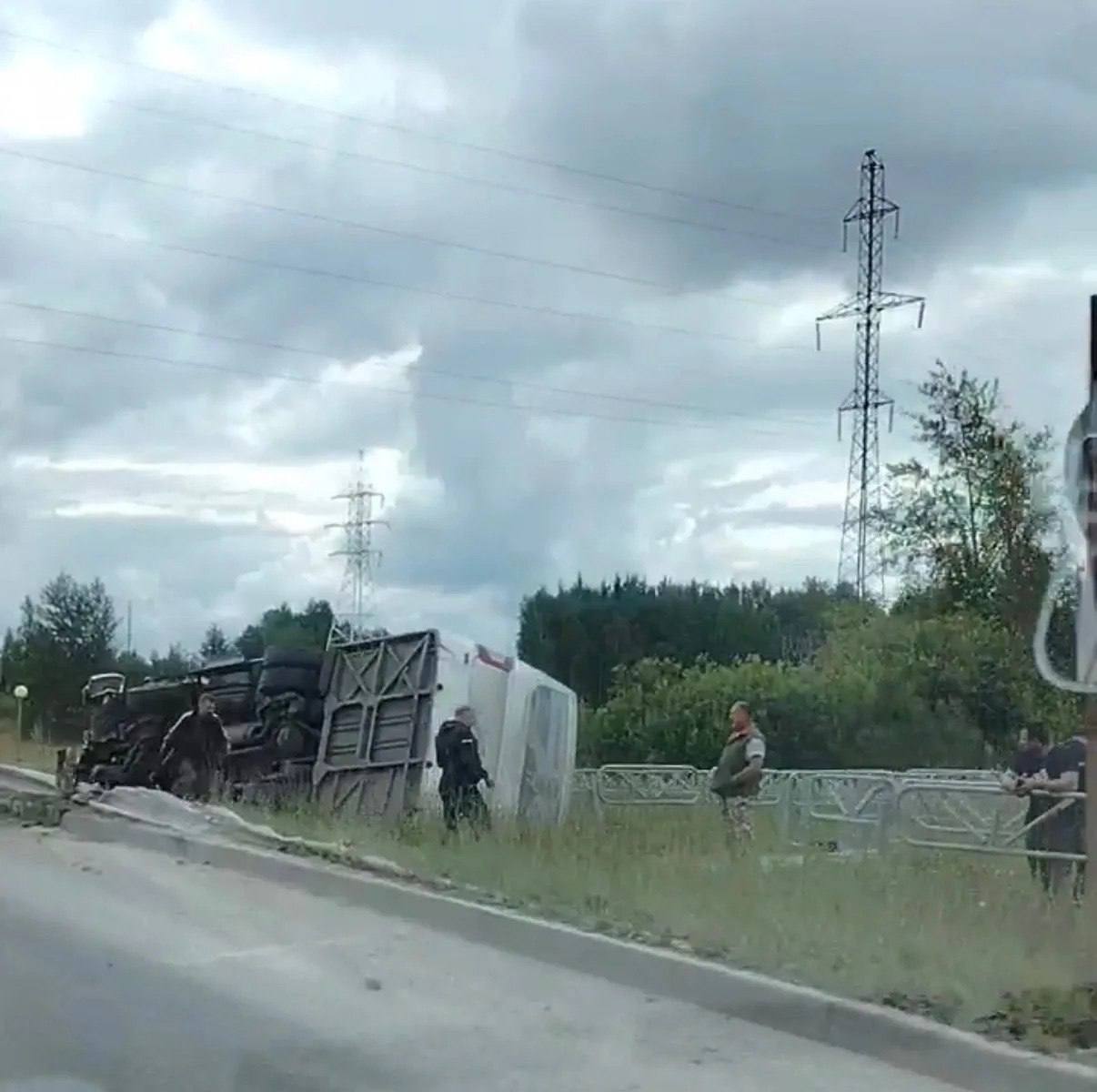 Водитель рейсового автобуса превысил скорость на шоссе в Пермском крае, не справился с управлением и вылетел в кювет.