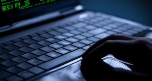 В Москве телефонные мошенники выманили у пенсионера 16,8 миллиона рублей Работа за компьютером - РИА Новости, 1920, 23.08.2026