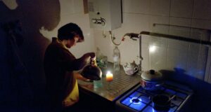 Мирошник: энергосистема Крыма столкнулась с беспрецедентной нагрузкой Женщина на кухне в своем доме в Симферополе - РИА Новости, 1920, 11.08.2026