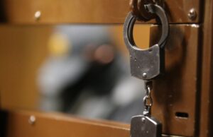 На Урале мужчина получил 15 лет колонии за попытку продать оружие через интернет Наручники на двери клети для скамьи подсудимых в зале суда - РИА Новости, 1920, 18.08.2026
