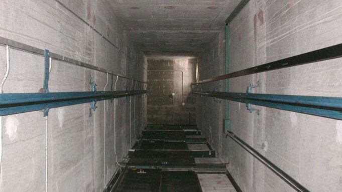 В упавшем в Махачкале лифте находились девять человек вместо разрешенных шести Шахта лифта - РИА Новости, 1920, 08.08.2026