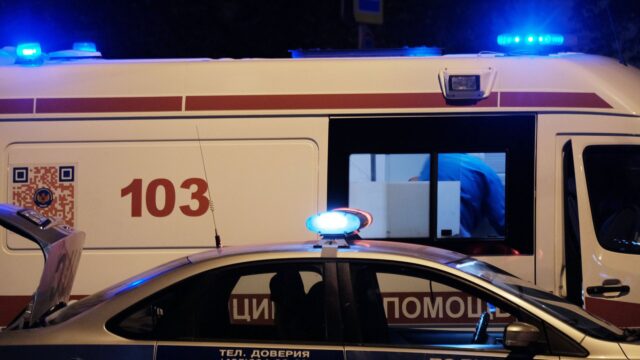 В Калининграде трехлетний ребенок выпал из окна пятого этажа Автомобили полиции и скорой медицинской помощи - РИА Новости, 1920, 17.08.2026