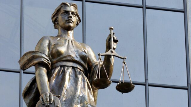 Статуя богини правосудия Фемиды на фасаде здания Верховного суда РФ - РИА Новости, 1920, 04.08.2026