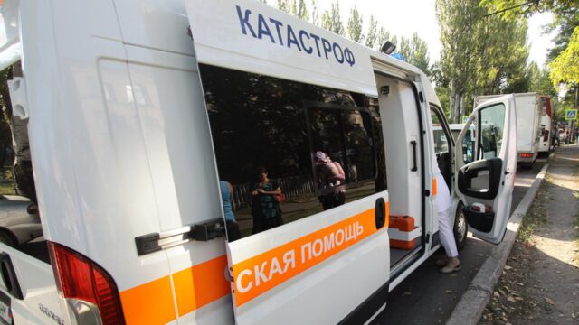 Пострадавшую при атаке БПЛА на больницу в Донецке достали из-под завалов Автомобиль скорой помощи - РИА Новости, 1920, 05.08.2026