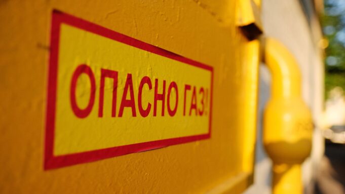 Газовики в Борисовке восстанавливали атакованный газопровод в боевых условиях Предупреждающая табличка рядом с трубой газопровода - РИА Новости, 1920, 08.08.2026