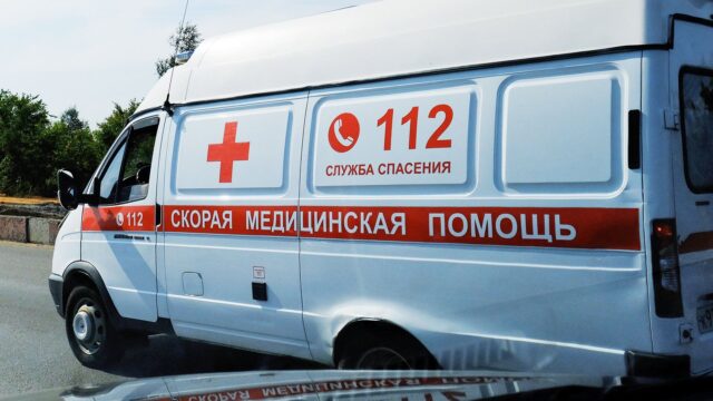 В Белгородской области дрон ударил у площадки, погиб ребенок, двое пострадали Автомобиль скорой медицинской помощи на дороге - РИА Новости, 1920, 02.08.2026
