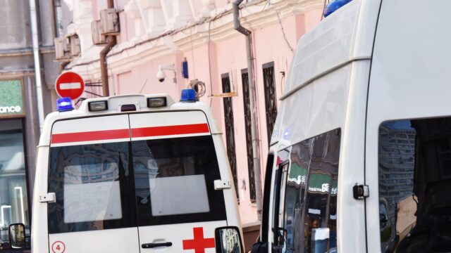 В ДТП на юге Москвы, предварительно, пострадали два человека Автомобили скорой помощи и полиции на улице Москвы - РИА Новости, 1920, 27.08.2026