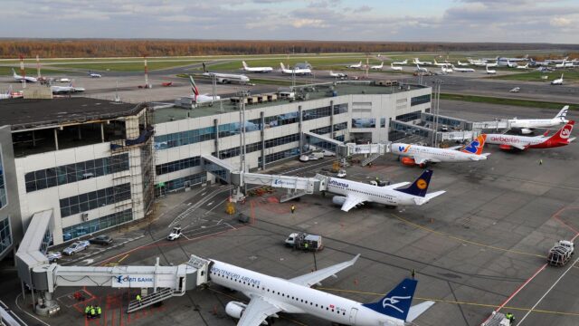 В аэропорту Уфы ввели временные ограничения на прием и выпуск самолетов Самолеты на стоянке в аэропорту - РИА Новости, 1920, 08.08.2026
