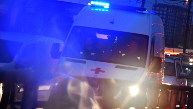 В Москве четырехлетний мальчик выпал из окна балкона на пятом этаже дома Автомобиль скорой помощи - РИА Новости, 1920, 03.08.2026