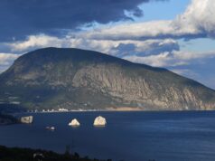 Трех человек, включая двух подростков, спасли у берегов Крыма Гора Аю-Даг и Черное море - РИА Новости, 1920, 27.08.2026