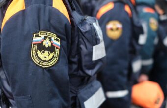 В Дагестане подросток утонул во время катания на гидроцикле в Каспийском море Шеврон на рукаве бушлата сотрудника МЧС России - РИА Новости, 1920, 11.08.2026
