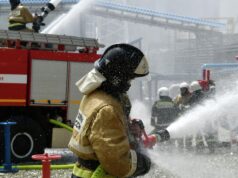 На территории института философии РАН в Москве сгорел электромобиль Сотрудники МЧС РФ во время тушения пожара - РИА Новости, 1920, 13.08.2026