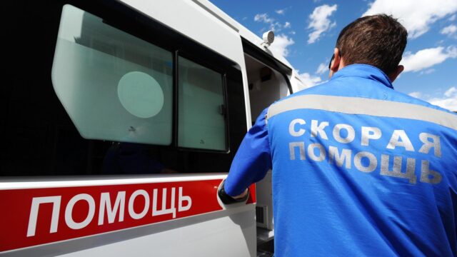 В Томске подросток спас тренера, потерявшего сознание во время купания в озере Фельдшер скорой медицинской помощи - РИА Новости, 1920, 12.08.2026