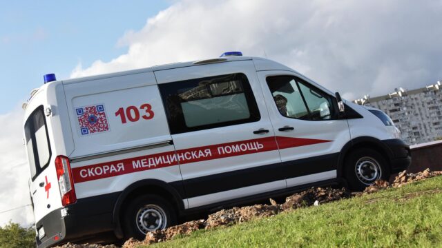 В Саратове двухлетнего мальчика госпитализировали после падения из окна Автомобиль скорой медицинской помощи - РИА Новости, 1920, 25.08.2026