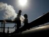 Reuters: БПЛА атаковал НПЗ в Ливии, возможен форс-мажор Работник на нефтеперерабатывающем заводе Брега, восточная Ливия - РИА Новости, 1920, 11.08.2026