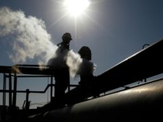 Reuters: БПЛА атаковал НПЗ в Ливии, возможен форс-мажор Работник на нефтеперерабатывающем заводе Брега, восточная Ливия - РИА Новости, 1920, 11.08.2026
