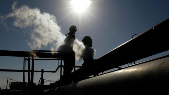 Reuters: БПЛА атаковал НПЗ в Ливии, возможен форс-мажор Работник на нефтеперерабатывающем заводе Брега, восточная Ливия - РИА Новости, 1920, 11.08.2026