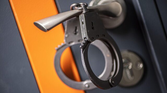 Жителя Томска задержали по подозрению в убийстве женщины с расчленением Наручники - РИА Новости, 1920, 21.08.2026