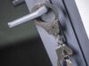 В Москве задержали мужчину за похищение золотой цепочки у пассажира метро Наручники - РИА Новости, 1920, 28.08.2026