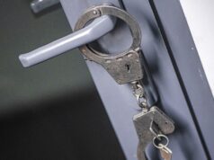 В Москве задержали мужчину за похищение золотой цепочки у пассажира метро Наручники - РИА Новости, 1920, 28.08.2026