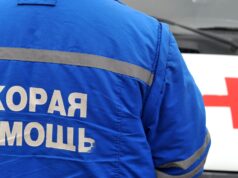 В Уфе подросток упал со скалистого обрыва в районе Висячего камня, его спасли Врач скорой медицинской помощи возле автомобиля - РИА Новости, 1920, 10.08.2026