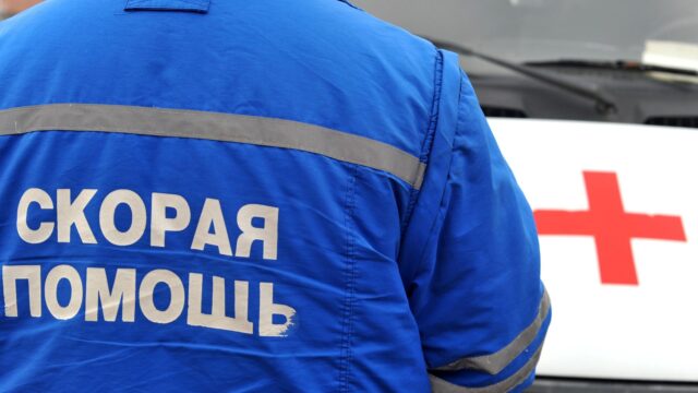 В Уфе подросток упал со скалистого обрыва в районе Висячего камня, его спасли Врач скорой медицинской помощи возле автомобиля - РИА Новости, 1920, 10.08.2026