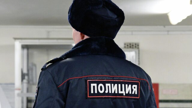 В Петербурге мужчина распылил перцовый баллончик в подъезде, есть пострадавшие Сотрудник полиции - РИА Новости, 1920, 30.08.2026
