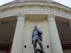 Скульптура Рабочий-дружинник у павильона станции Краснопресненская московского метро - РИА Новости, 1920, 01.08.2026